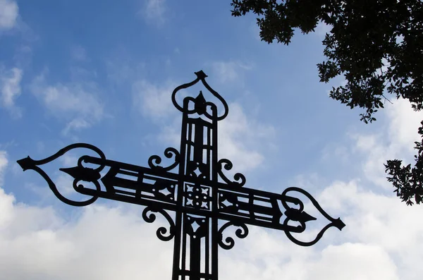 Croix Catholique Faite Géométries Métalliques Devant Ciel Bleu Avec Des — Photo