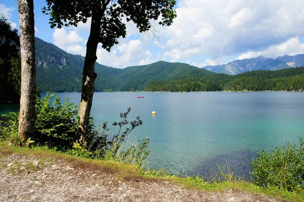 夏にはバイエルンのアルプスのエーベ湖で — ストック写真