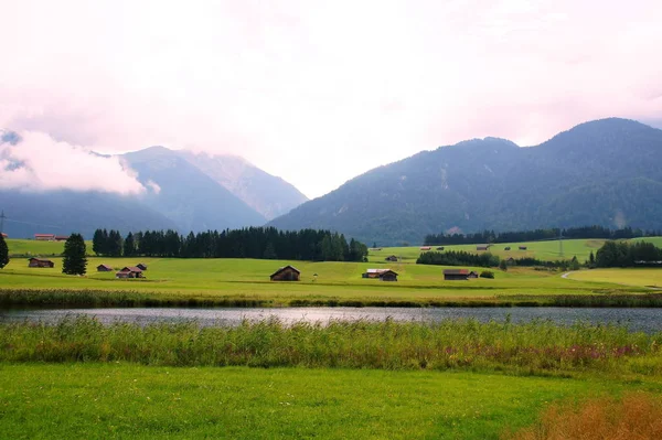 Wąski Widok Pobliżu Mittenwald Latem Zachmurzonymi Górami Tle — Zdjęcie stockowe