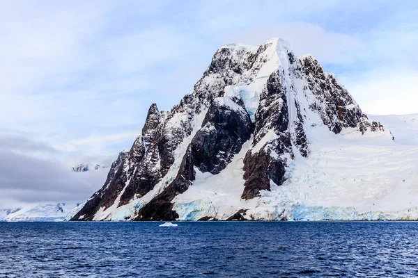 Big Stone Cliff Covered Snow Sea Foreground Close Argentine Islands — Stock Photo, Image