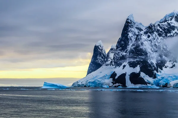 Tramonto Scogliere Ghiacciaio Blu Iceberg Alla Deriva Con Superficie Dell — Foto Stock