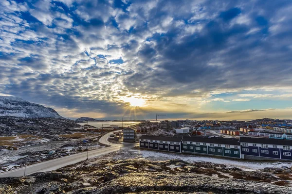 夕暮れ都市のパノラマの岩の丘の上に家を持つ北極の通り ヌーク グリーンランド — ストック写真