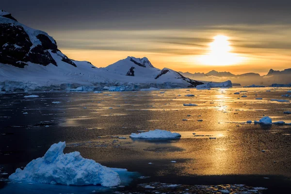 Μπλε Παγόβουνα Βουνά Και Πολικός Ήλιος Αντανακλώντας Στη Λιμνοθάλασσα Στο — Φωτογραφία Αρχείου