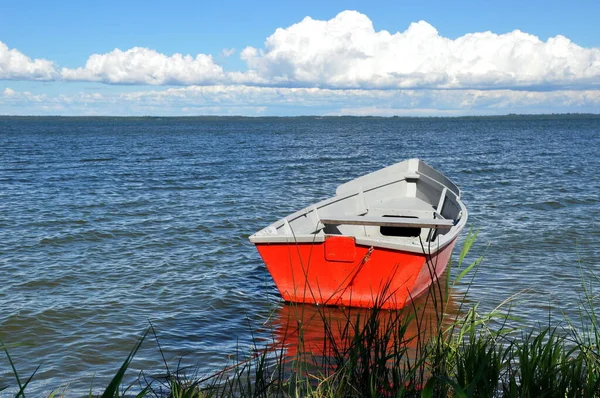 小红白相间的小船停在水面上 凝视着浪尖的浪花 — 图库照片