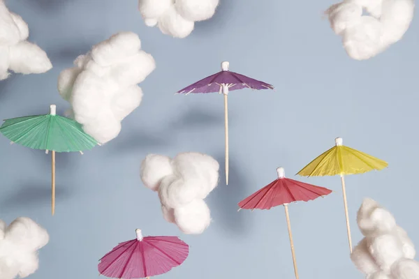 Kleur Cocktail Paraplu Vliegen Lucht Tussen Katoen Wol Als Bewolkt — Stockfoto