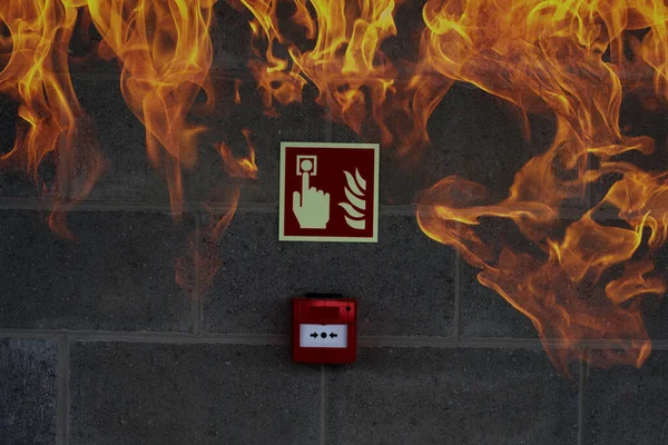 Taş Duvardaki Yangın Çıkışında Yangın Alevleri Var — Stok fotoğraf