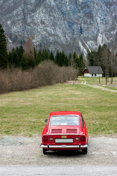 Krásný Červený Retro Sportovní Auto Jarní Přírodě — Stock fotografie