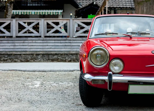 Schöner Roter Retro Sportwagen Der Frühlingslandschaft — Stockfoto