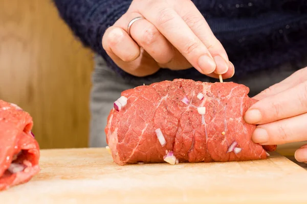 Huisvrouw Het Bereiden Van Rundvlees Roulades — Stockfoto