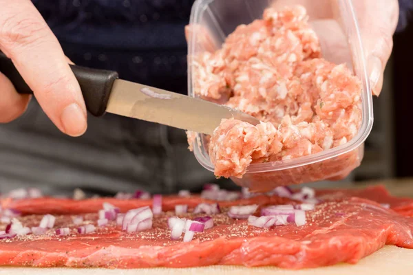 Dona Casa Preparar Rouladas Carne — Fotografia de Stock