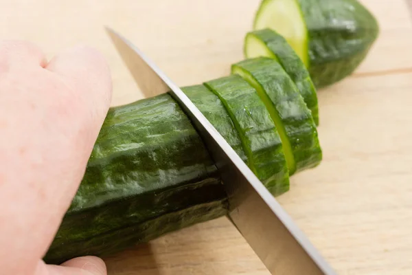 Cortar Pepino Ensalada Una Tabla Madera —  Fotos de Stock