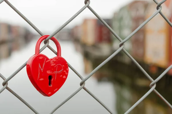 Ett Rött Hänglås Fastsatt Staketet Bron Gamle Bybro Trondheim Norge — Stockfoto