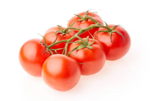 在白色的背景上的枝条上成熟新鲜的西红柿 — 图库照片