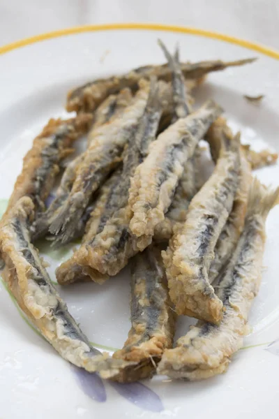 Anchovy Segar Dilapisi Tepung Kemudian Digoreng Dalam Minyak Zaitun — Stok Foto