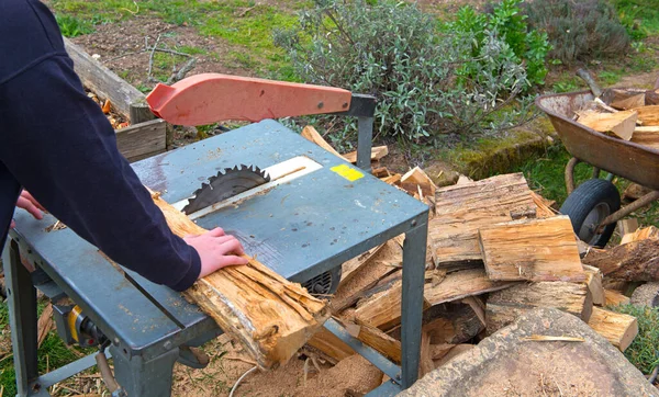 Man Making Firewood Buzz Saw Garden — Stock Photo, Image