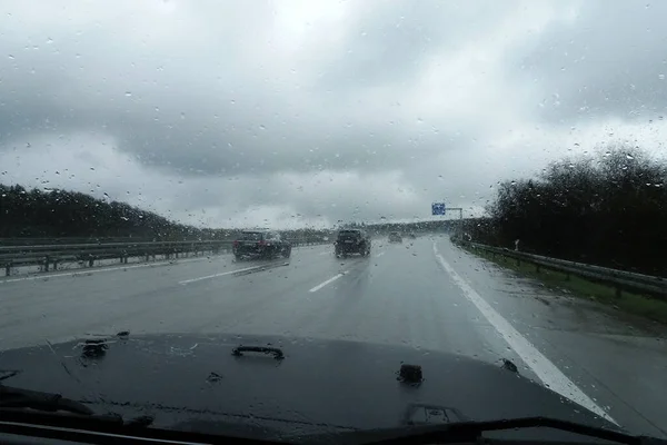 Auto Fährt Bei Regen Auf Autobahn — Stockfoto