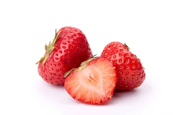 白色背景的新鲜成熟草莓 — 图库照片