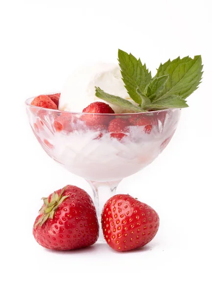 雪糕上有新鲜的草莓和薄荷叶 背景是白色的 — 图库照片