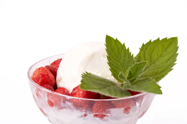 雪糕上有新鲜的草莓和薄荷叶 背景是白色的 — 图库照片
