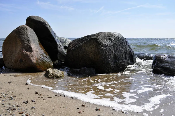 波涛汹涌的大海岸边的石头 — 图库照片