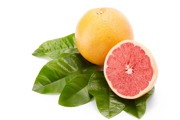 Frische Saftige Ganze Grapefruit Mit Grünen Blättern Und Appetitlichen Scheiben — Stockfoto