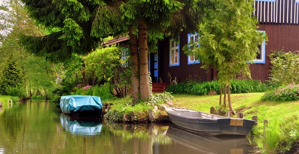 Chiatte Legno Sulle Rive Canale Smeraldo Con Tradizionale Casa Legno — Foto Stock