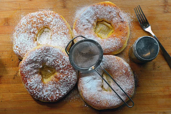 Foto Vers Gebakken Spijkers Donuts Met Poedersuiker — Stockfoto