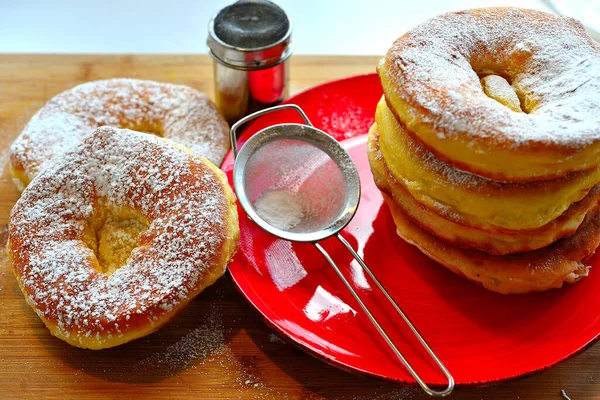 Foto Appena Sfornati Corni Ciambelle Con Zucchero Velo — Foto Stock