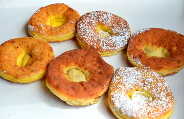 Foto Vers Gebakken Spijkers Donuts Met Poedersuiker — Stockfoto