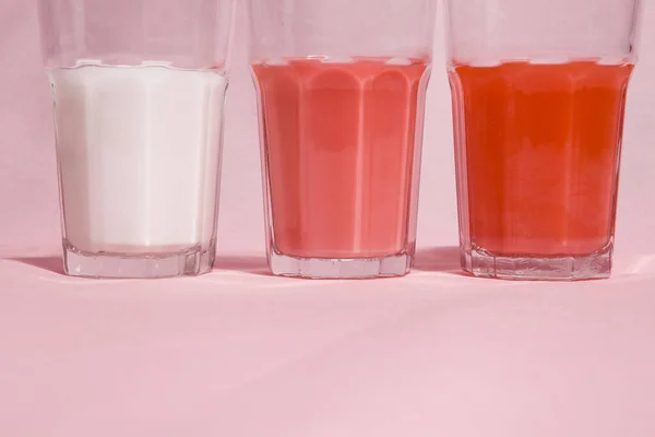 粉红色背景的啤酒杯中的一组渐变鸡尾酒 — 图库照片