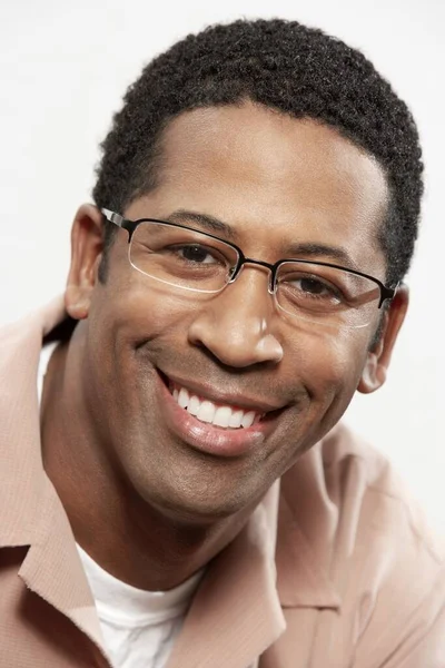 Close Portret Van Een Afro Amerikaanse Man Glimlachend Witte Achtergrond — Stockfoto