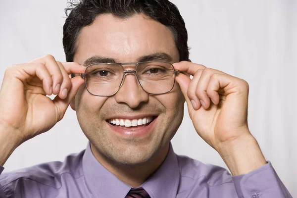 Retrato Empresário Feliz Experimentando Óculos Sobre Fundo Cinza — Fotografia de Stock