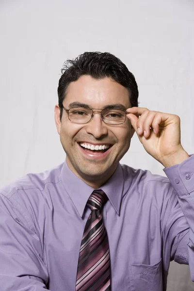 Portret Szczęśliwego Latynoskiego Biznesmena Wypróbowującego Okulary Szarym Tle — Zdjęcie stockowe
