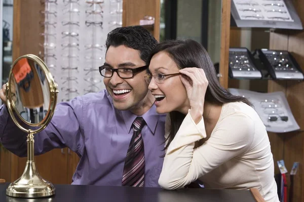 Feliz Casal Hispânico Experimentando Óculos Loja — Fotografia de Stock