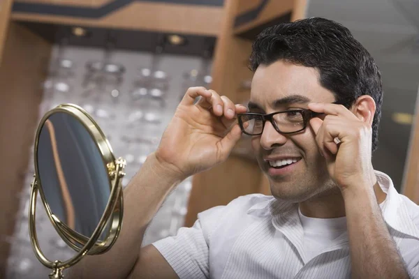 Ευτυχισμένος Ώριμος Ισπανόφωνος Που Δοκιμάζει Γυαλιά Στο Μαγαζί — Φωτογραφία Αρχείου