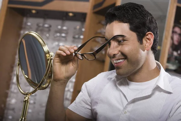 成熟的西班牙裔男子在商店试戴眼镜 — 图库照片