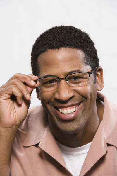 Πορτραίτο Ενός Αφροαμερικανού Που Δοκιμάζει Γυαλιά Απομονωμένα Πάνω Από Λευκό — Φωτογραφία Αρχείου