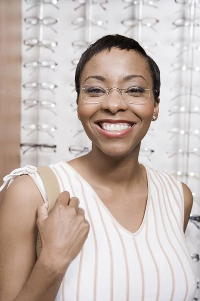 Optometriste Gözlük Takan Afrikalı Amerikalı Bir Kadının Portresi — Stok fotoğraf