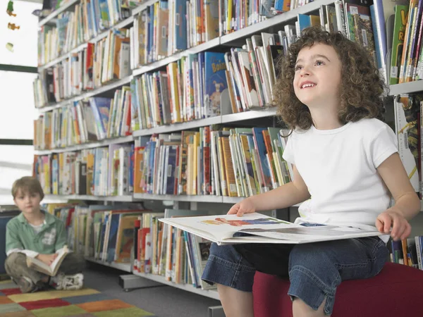 Kleines Mädchen Liest Buch Mit Junge Hintergrund — Stockfoto