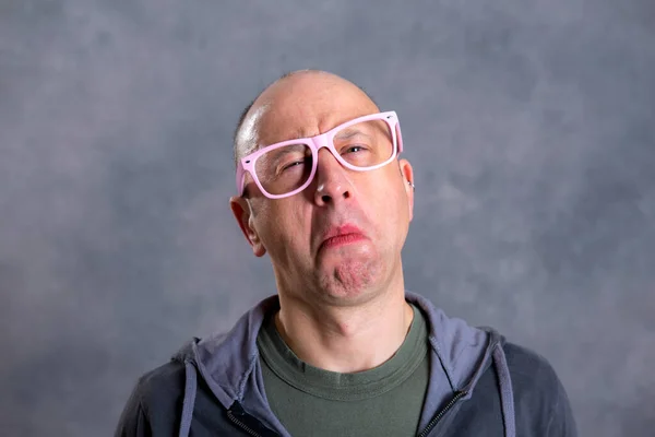 Śmieszne Łysy Człowiek Różowe Okulary Przed Szarym Tle — Zdjęcie stockowe