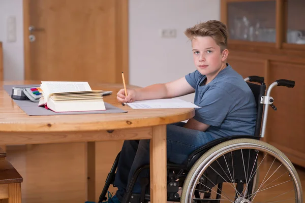 Behinderter Junge Rollstuhl Macht Hausaufgaben — Stockfoto