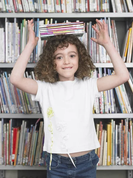 Πορτρέτο Ενός Μικρού Κοριτσιού Που Στέκεται Βιβλία Στο Κεφάλι Μπροστά — Φωτογραφία Αρχείου