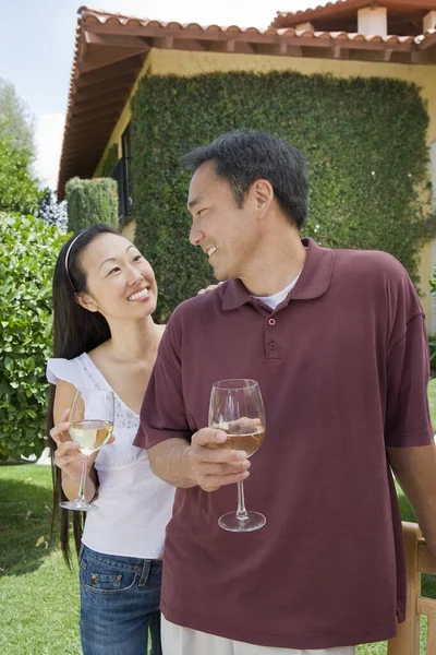 Gelukkig Liefhebbend Volwassen Paar Holding Glazen Wijn — Stockfoto