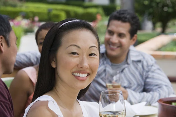 Portret Van Een Gelukkige Aziatische Vrouw Met Vrienden Met Wijnglas — Stockfoto