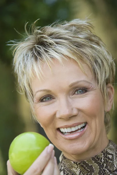 Retrato Cerca Una Alegre Mujer Madura Sosteniendo Manzana Verde — Foto de Stock