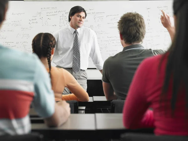 Studenter Som Studerar Med Professor Klassrum — Stockfoto