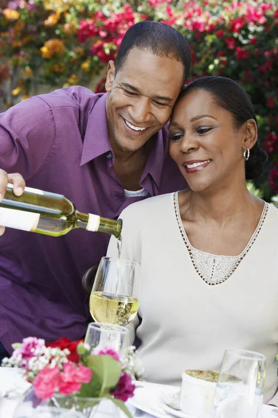 Volwassen Afro Amerikaans Paar Vieren Samen Met Champagne — Stockfoto