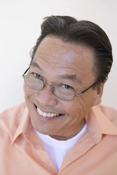 Portrét Veselého Staršího Muže Brýlích Izolovaných Bílém Pozadí — Stock fotografie