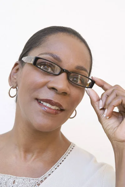 Retrato Uma Mulher Sênior Afro Americana Ajustando Óculos Fundo Branco — Fotografia de Stock