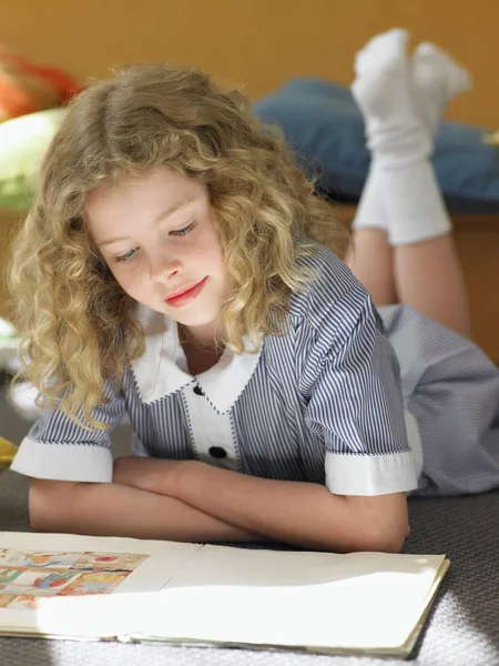 Πλήρες Μήκος Ενός Μικρού Κοριτσιού Που Διαβάζει Ένα Βιβλίο — Φωτογραφία Αρχείου